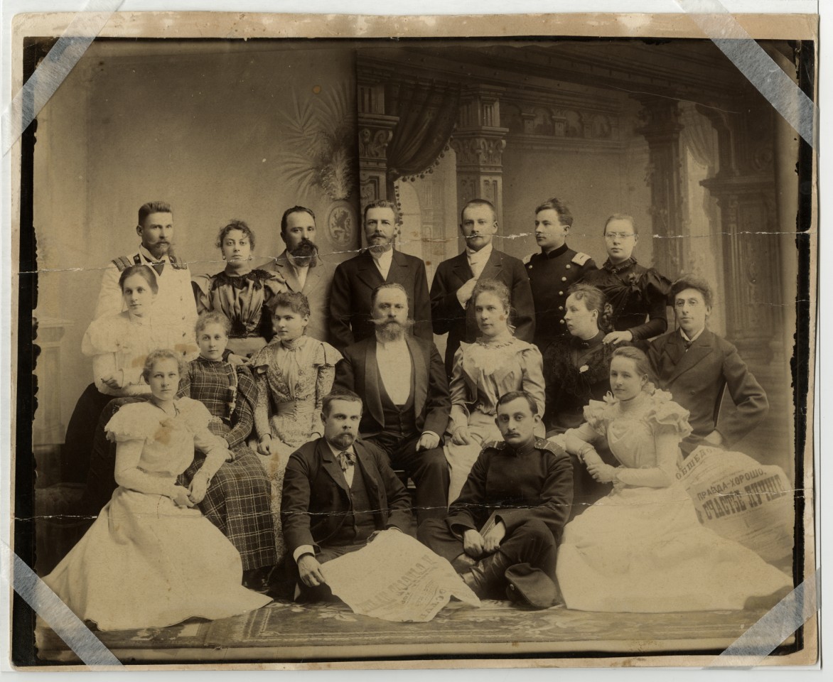 Siauliu-rusu-teatro-trupe-1898-W24-Jonas-Stanislovas-Blinstrubas-stovi-centre-desiniau