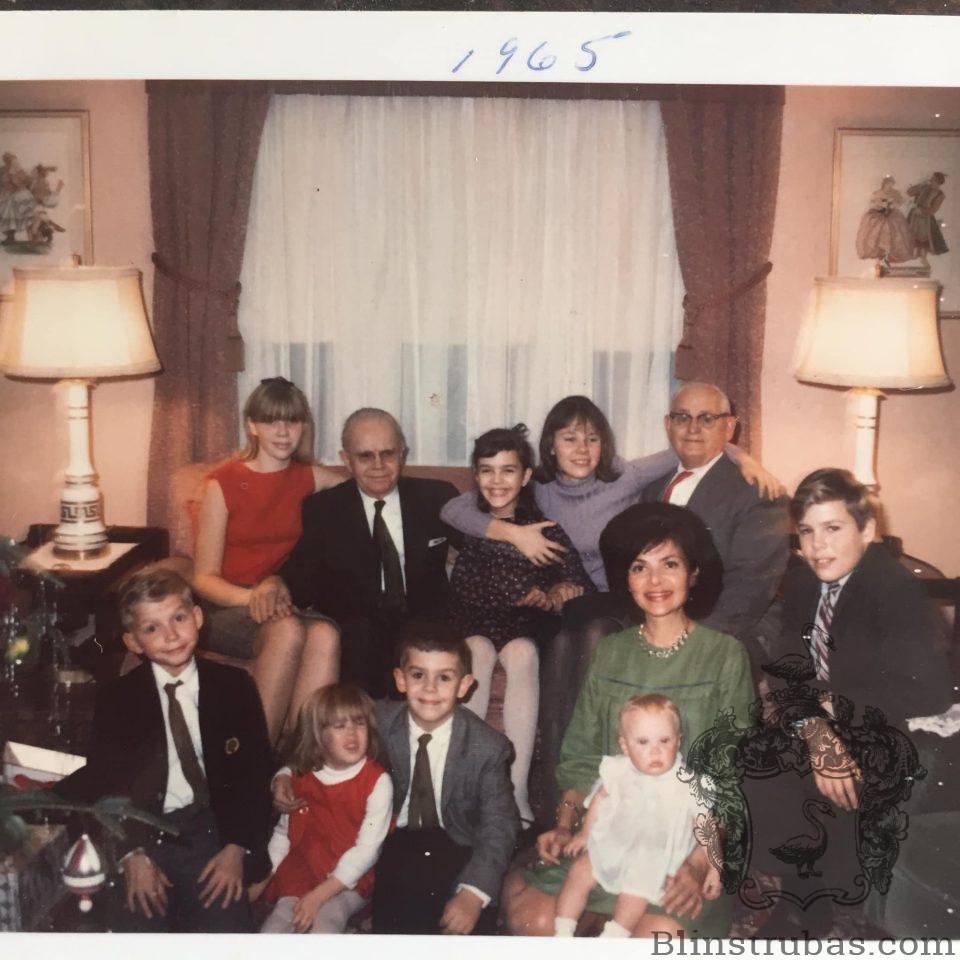 Stanley-Blinstrub-and-his-daughter-Virginia-with-all-the-grandchildren