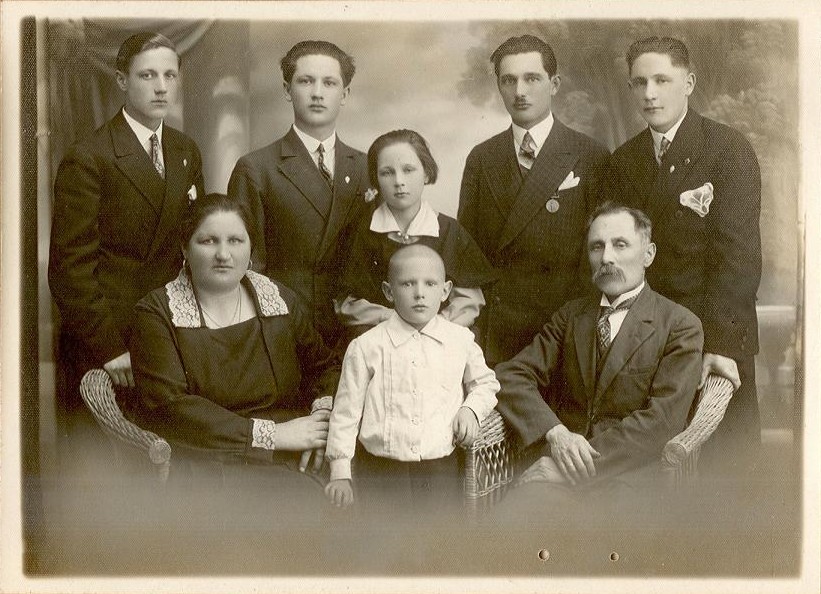 Nuotraukoje: apačioje iš kairės - motina Ona, sūnus Boleslovas, tėvas Teodoras Pranas; viršuje iš kairės - Bronislovas, Teodoras, Bronislava Janina, Stanislovas Polikarpas, Valerijonas Ignotas