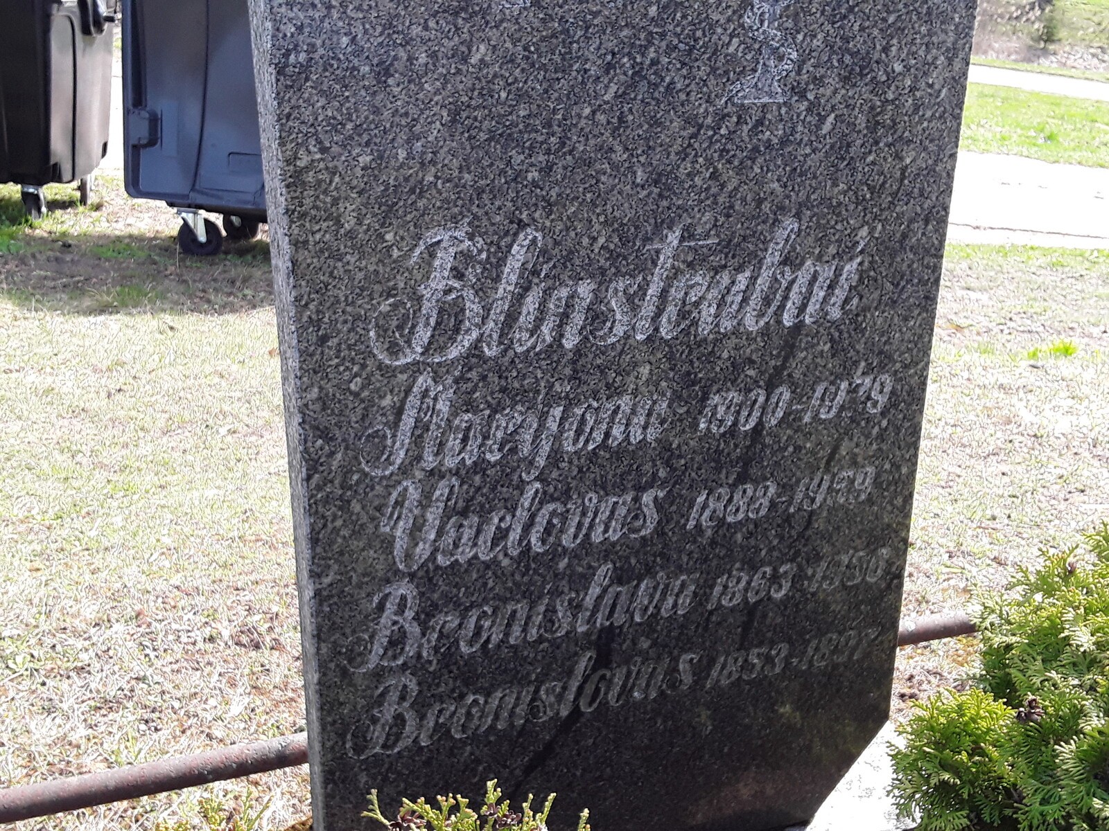 ID82-Bronislovas-Konstantinas-1857-09-18-1897-ir-ID85-vaistininkas-Vaclovas-1888-11-15-1959-Blinstrubai-su-zmonomis-Saukenu-kapines