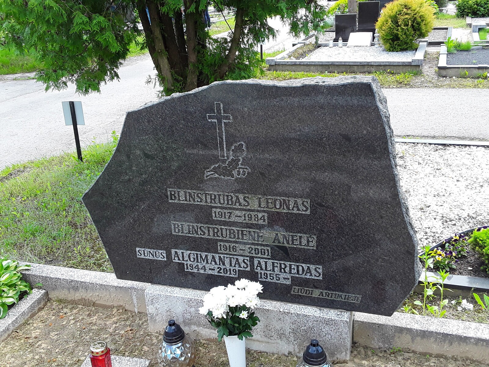 Leonas-1917-1984-ir-Anele-1916-2001-Blinstrubai-su-sunum-Algimantu-1944-10-23-2019-04-29-Kauno-Seniavos-kapines