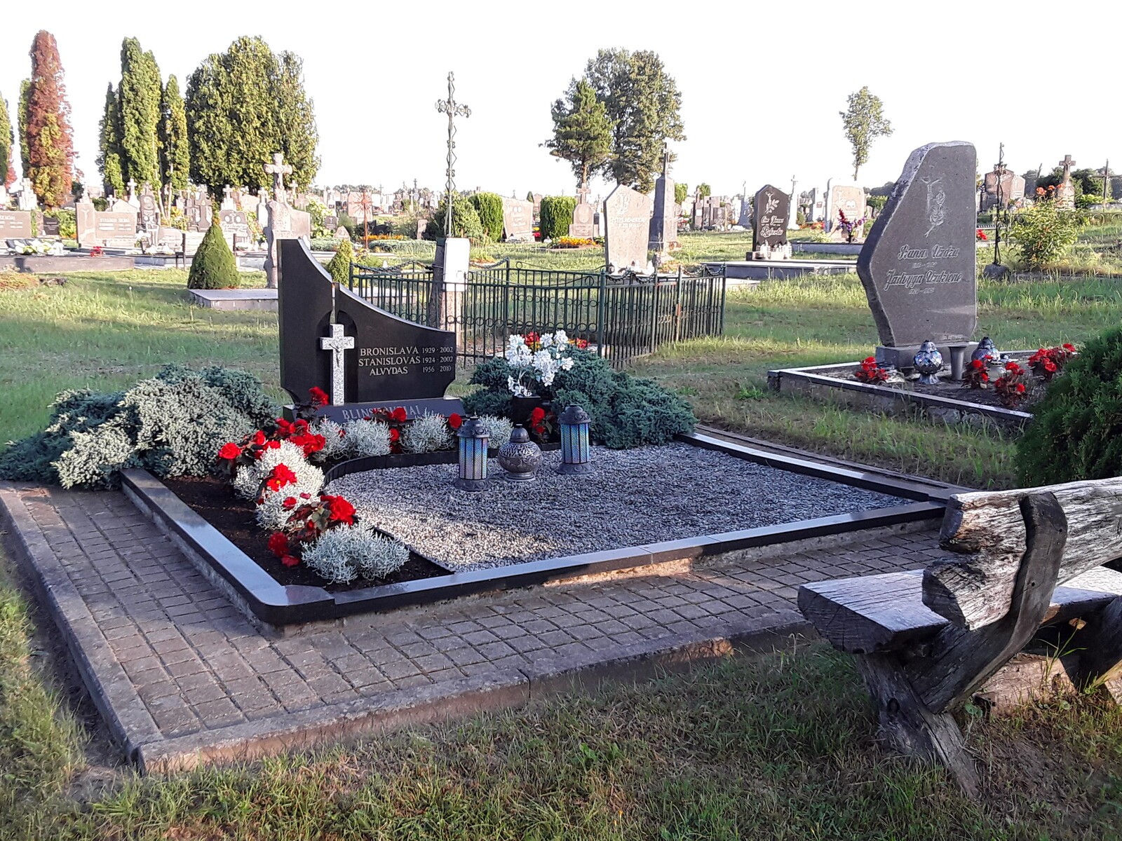 Stanislovas-1924-2002-Bronislava-ir-Alvydas-Blinstrubiai-Batakiu-kapines