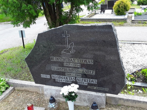 Leonas-1917-1984-ir-Anele-1916-2001-Blinstrubai-su-sunum-Algimantu-1944-10-23-2019-04-29-Kauno-Seniavos-kapines