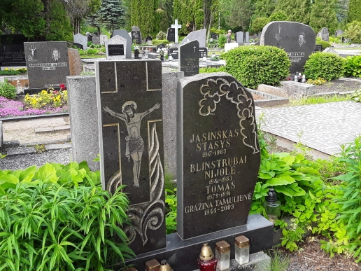 Nijole-Blinstrubiene-1941-1983-ir-sunus-Tomas-Blinstrubas-1980-1991-Kauno-Seniavos-kapines