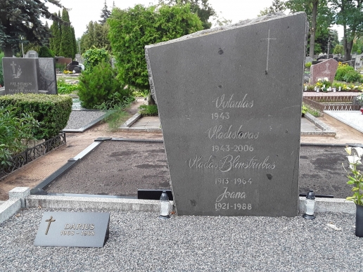 Vladas-ir-Vladislovas-Blinstrubai-Joana-Blinstrubiene-Panevezio-Kristaus-karaliaus-kapines